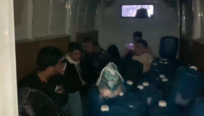 Ezine’de 8 kaçak göçmen ile 1 organizatör yakalandı