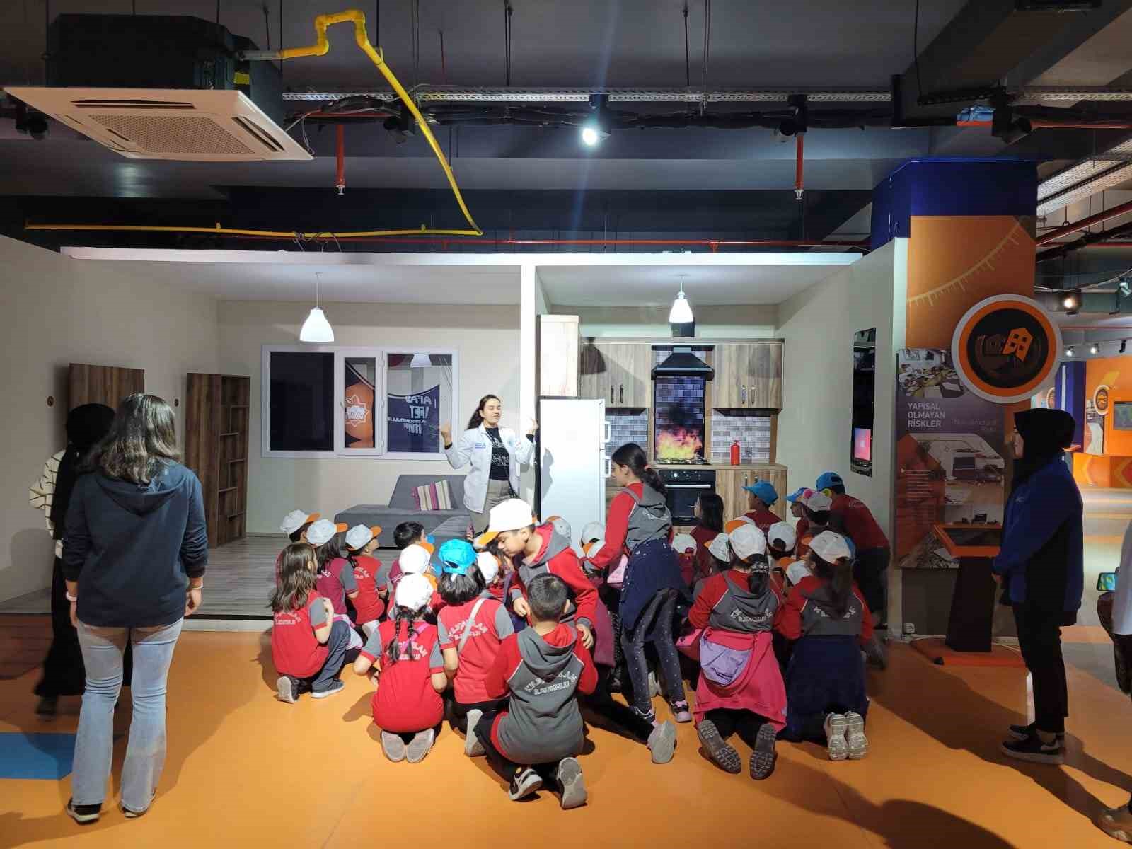 Aksaray’da minik öğrenciler Bilim Merkezi’nde eğitim aldı