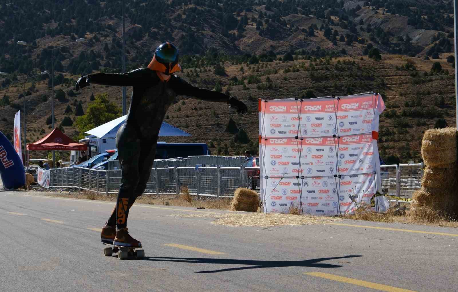 Erzincan&rsquo;da d&uuml;zenlenen D&uuml;nya Kaykay İniş Şampiyonası nefes kesti
