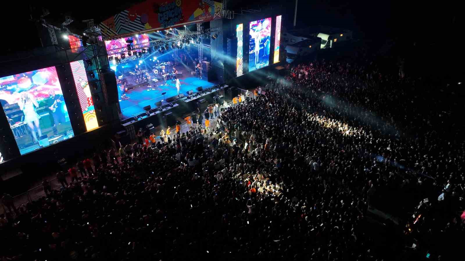 Mersin Gençlik Festivali Aleyna Tilki konseriyle sona erdi
