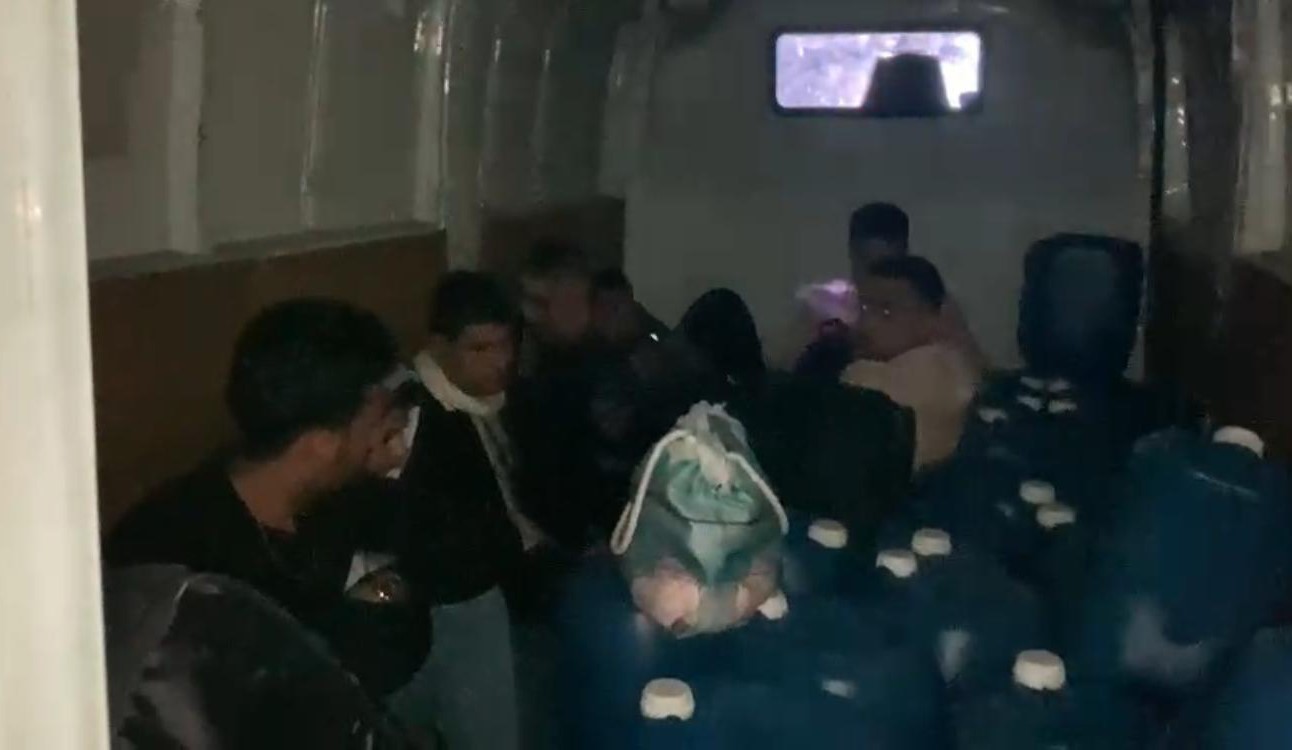 Ezine’de 8 kaçak göçmeni yurt dışına kaçırma hazırlığında olan organizatör tutuklandı