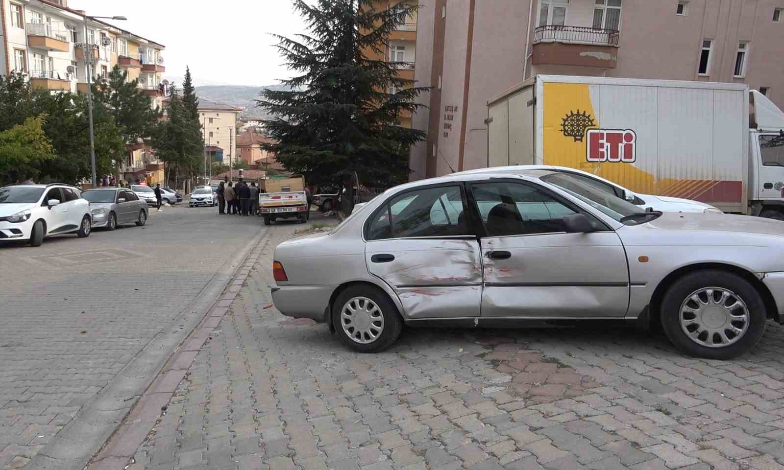 Freni boşalan kamyon park halindeki ara&ccedil;lara &ccedil;arptı

