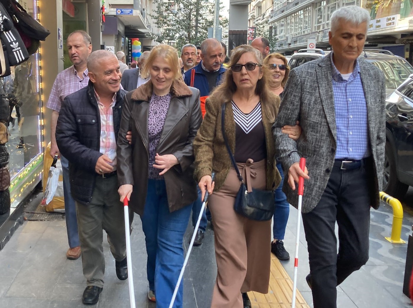 Görme engelli vatandaşlardan Dünya Beyaz Baston ve Körler Günü’nde yürüyüş