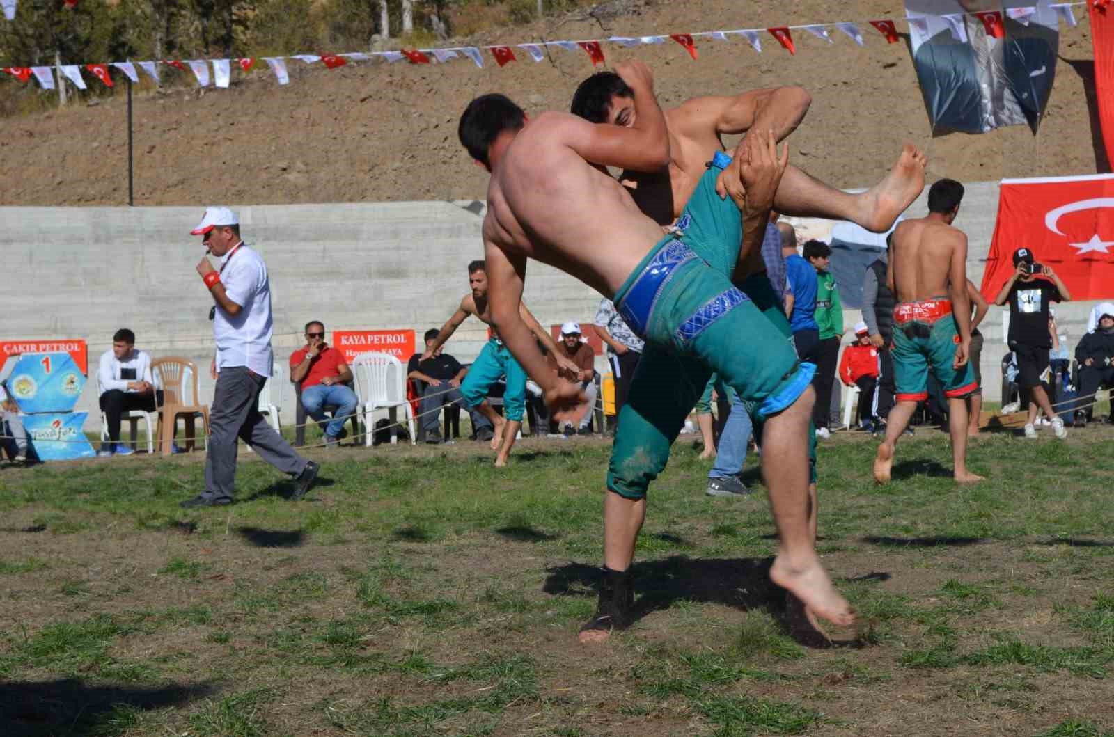 Yusufeli 73. Geleneksel Karakucak Güreşleri’nde başpehlivan Kenan Gör oldu