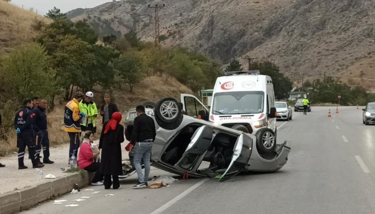 Tokat&rsquo;ta kaldırıma &ccedil;arpan ara&ccedil; takla attı: 3 yaralı
