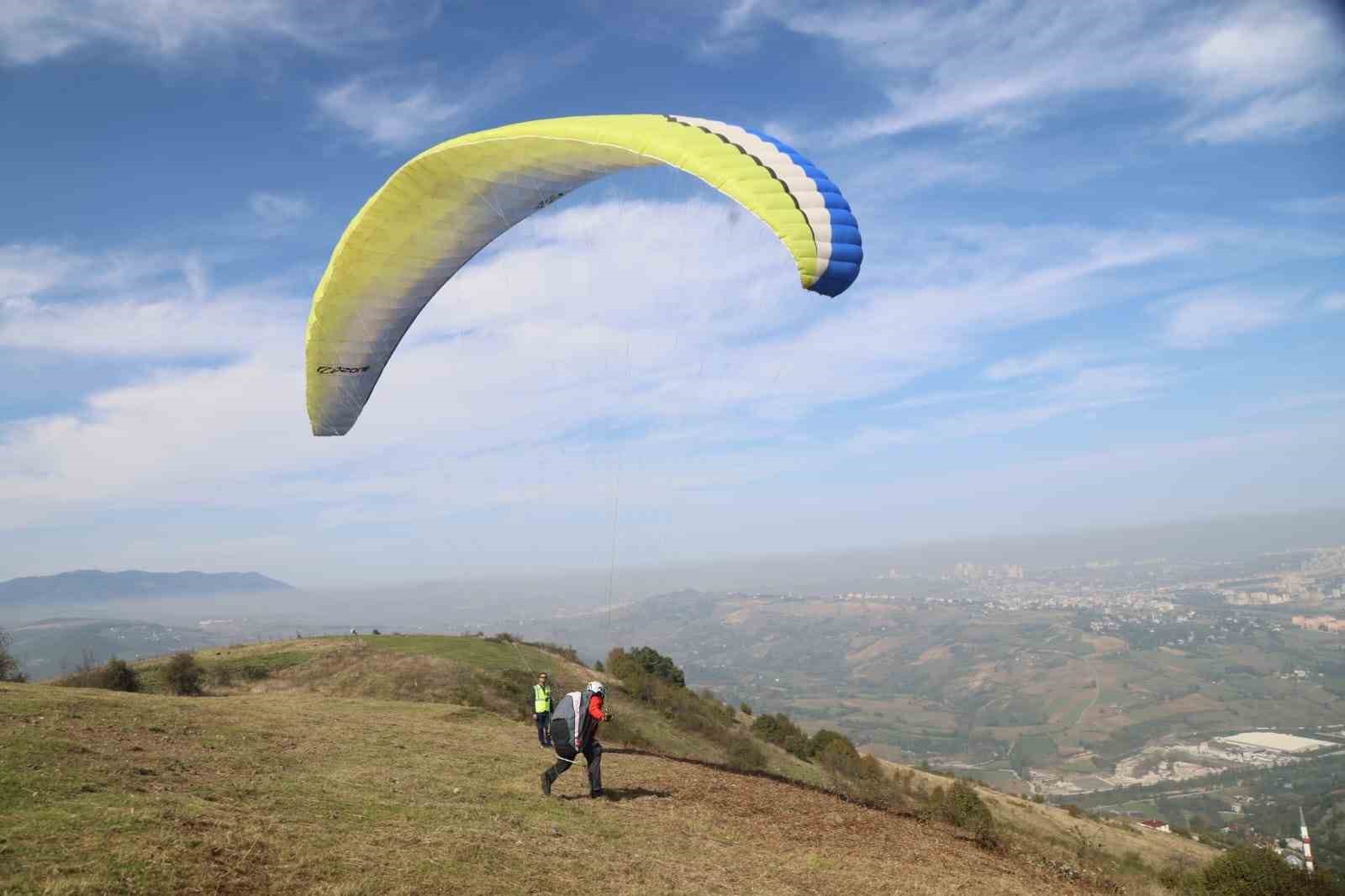 Canik semaları yamaç paraşütü ile renklendi