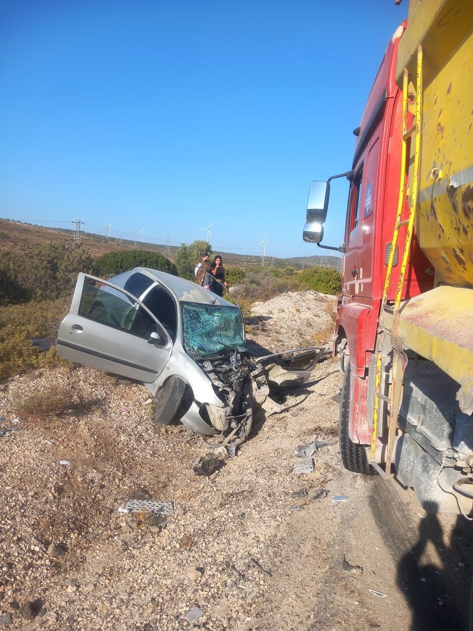 İzmir’de kamyonla çarpışan otomobil hurdaya döndü: 2 ağır yaralı