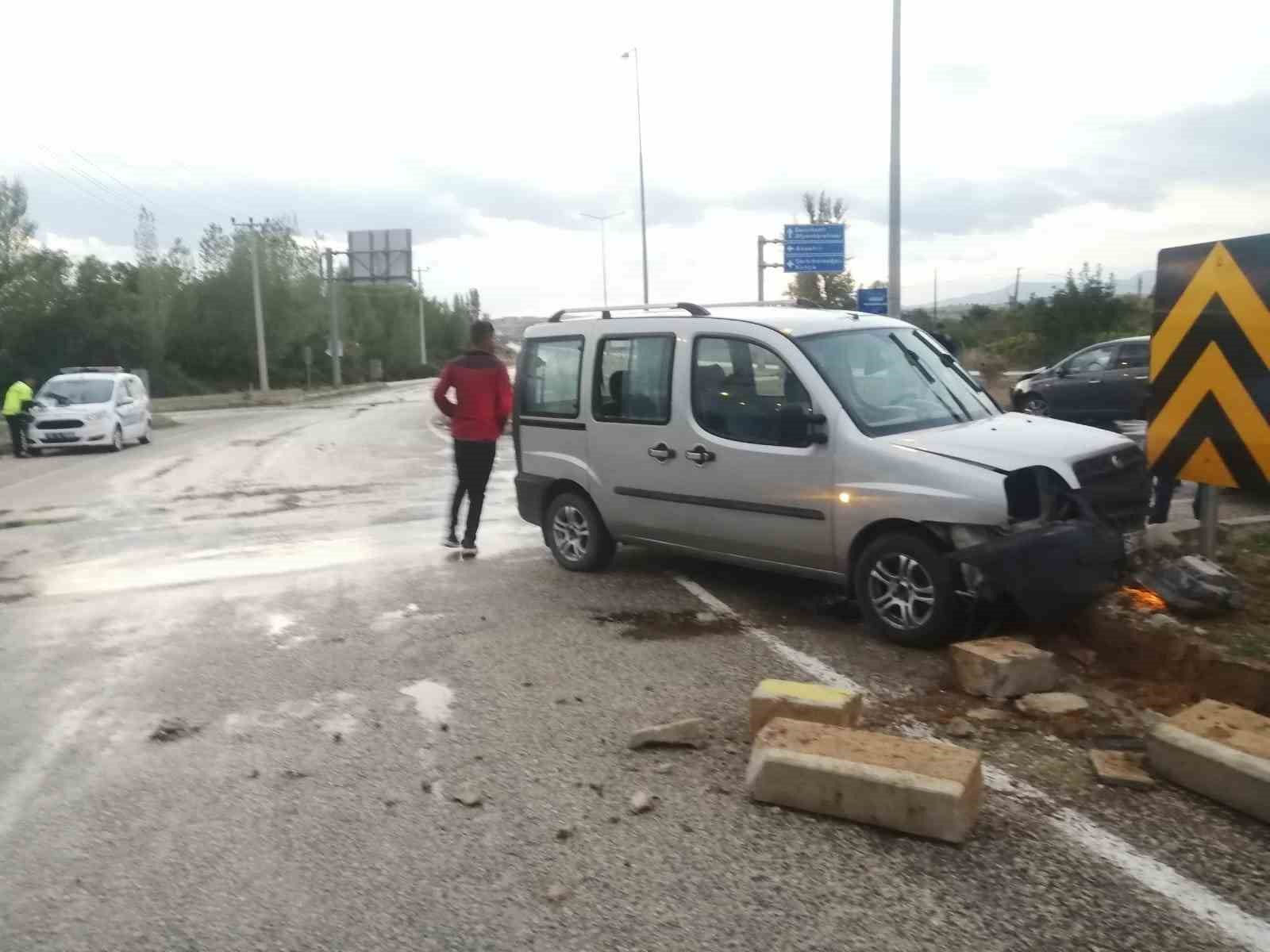 Isparta’da çarpışan araçlar refüje çarptı: 4 yaralı