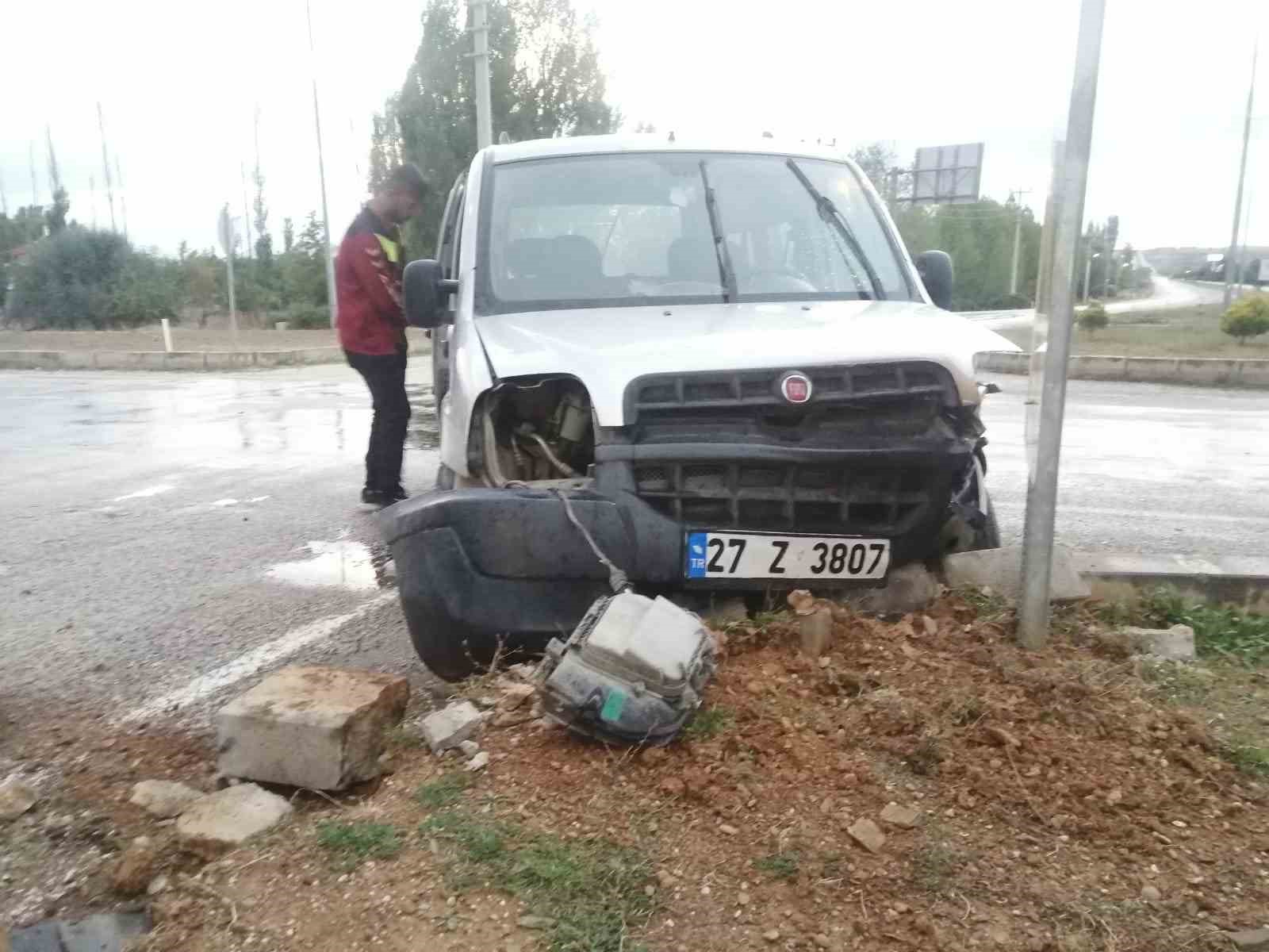 Isparta’da çarpışan araçlar refüje çarptı: 4 yaralı
