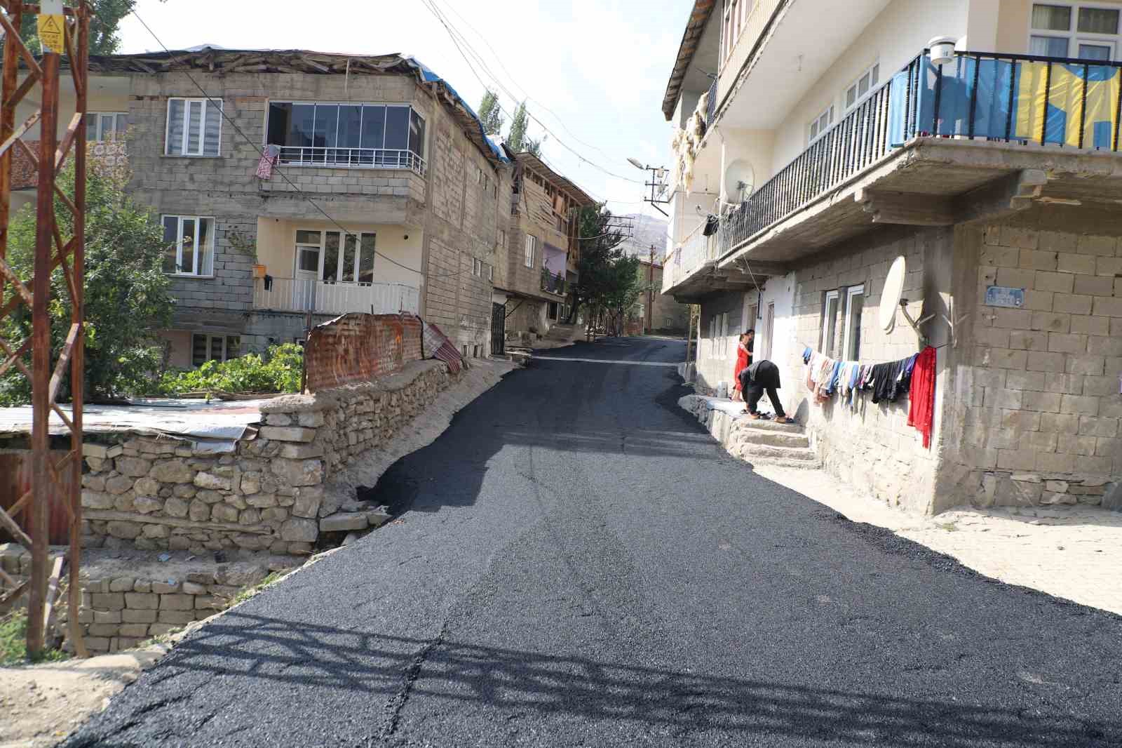 Hakkari&rsquo;de yol asfaltlama &ccedil;alışmaları devam ediyor

