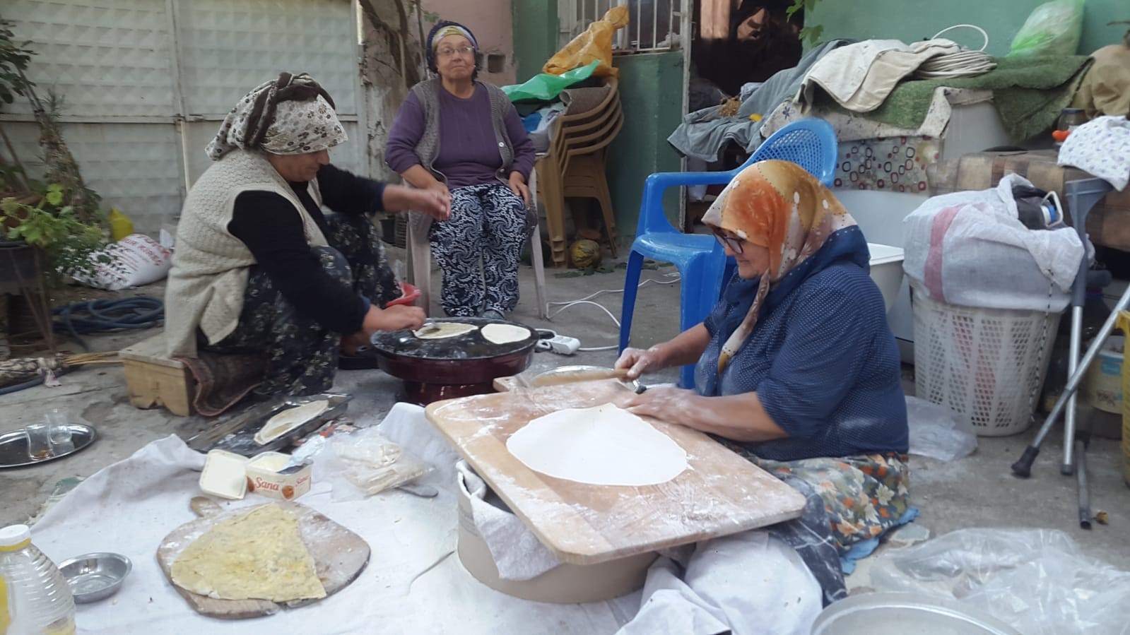 Sarıgöl’de kadınlardan imece usulü gözleme