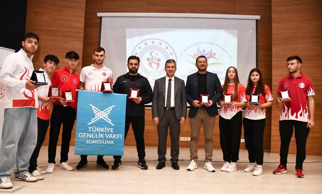 Başarılı sporcular &ouml;d&uuml;llerini aldı
