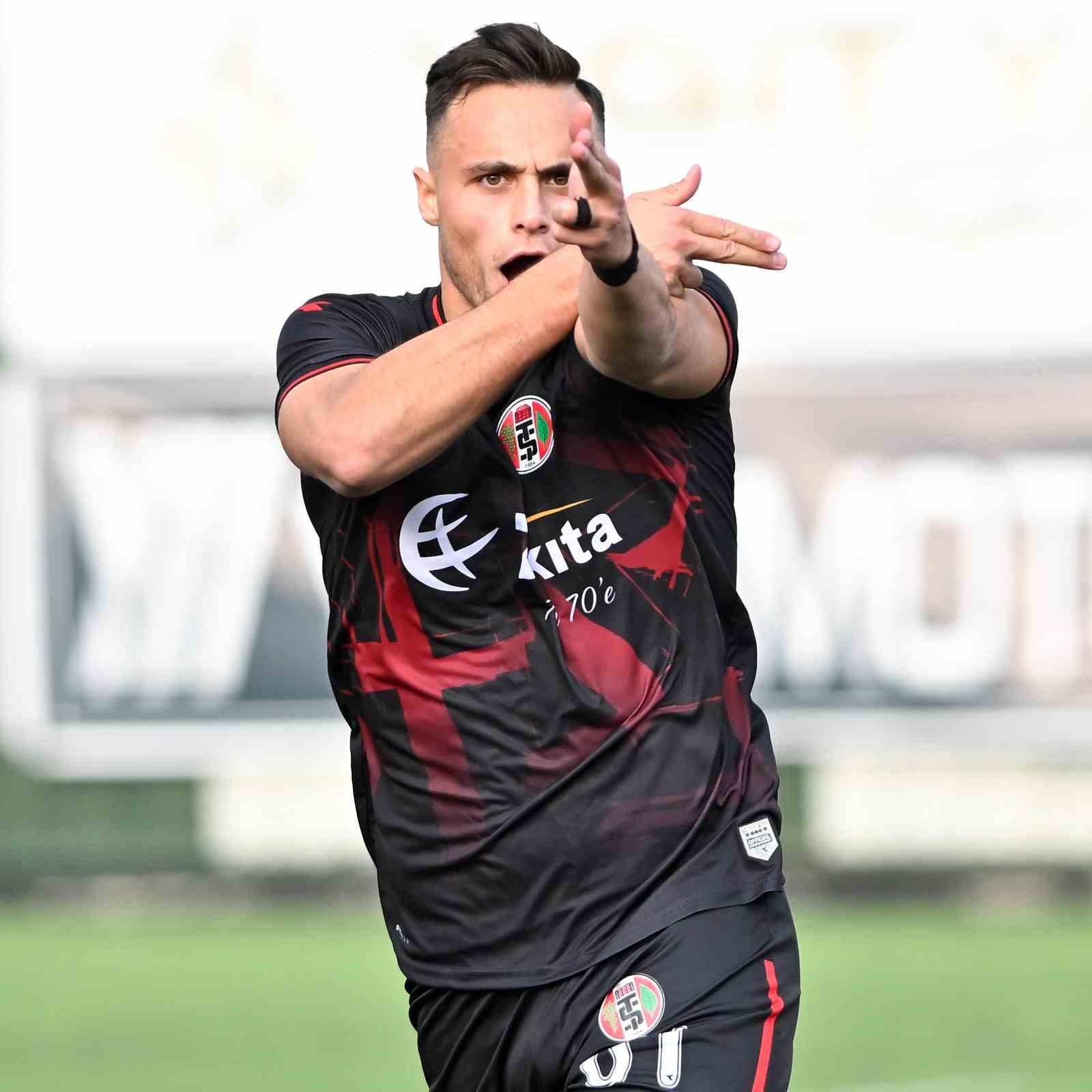 Akhisarspor ilk galibiyetini aldı, Turgutluspor takibini s&uuml;rd&uuml;rd&uuml;
