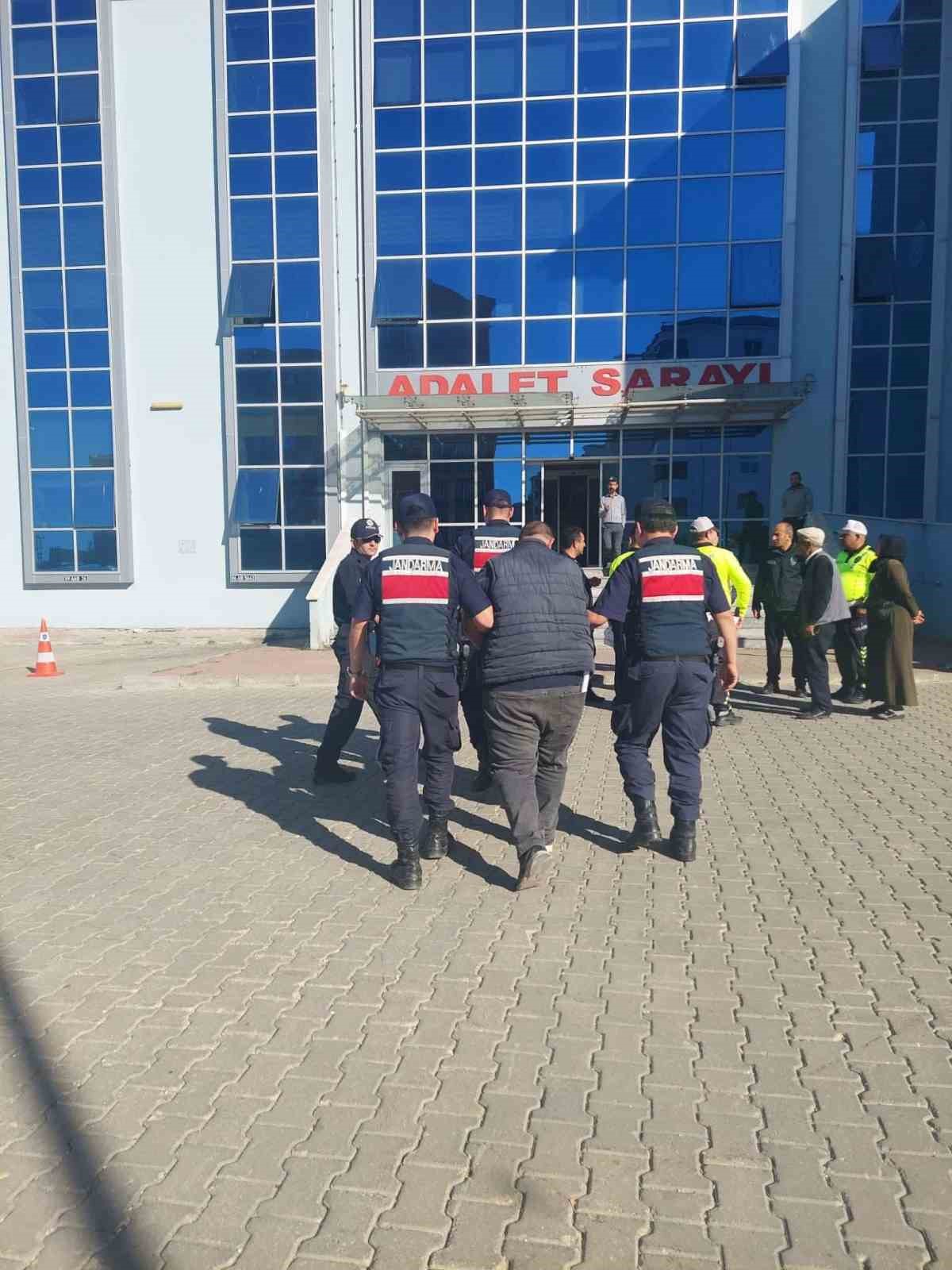 Jandarmanın durdurduğu araçta 17 düzensiz göçmen yakalandı