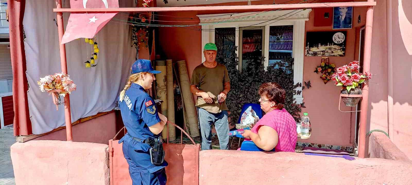 Jandarma ekiplerinden iş yerlerinde çalışan kadınlara destek