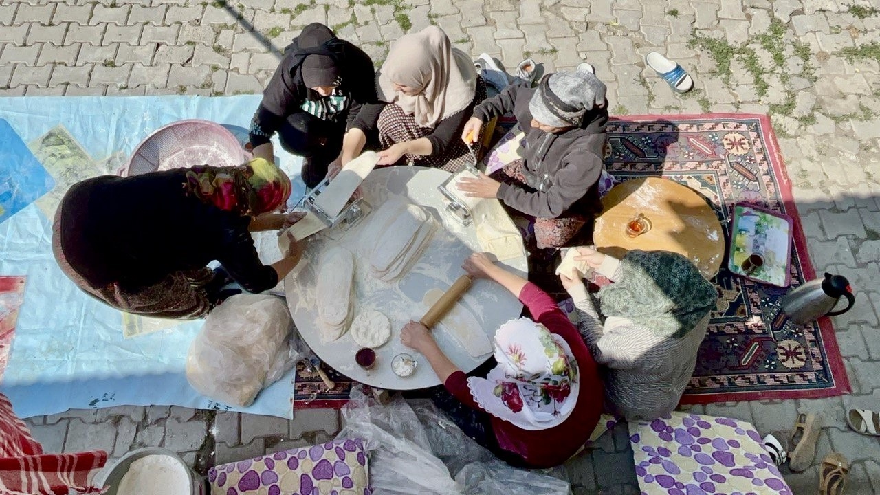 Tel tel iplere dizilen erişteler kış sofraları için hazırlanıyor