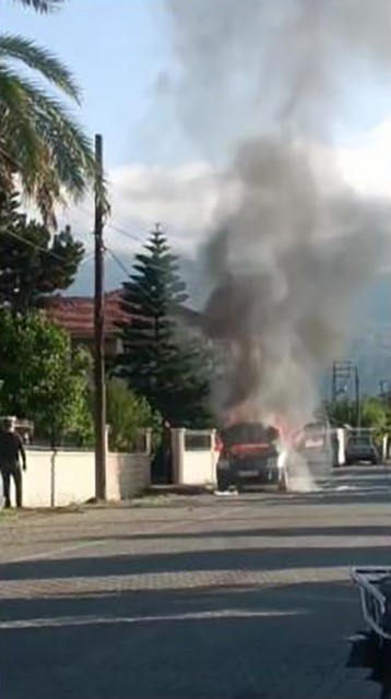 Hatay’da seyir halindeki otomobil alev alev yandı