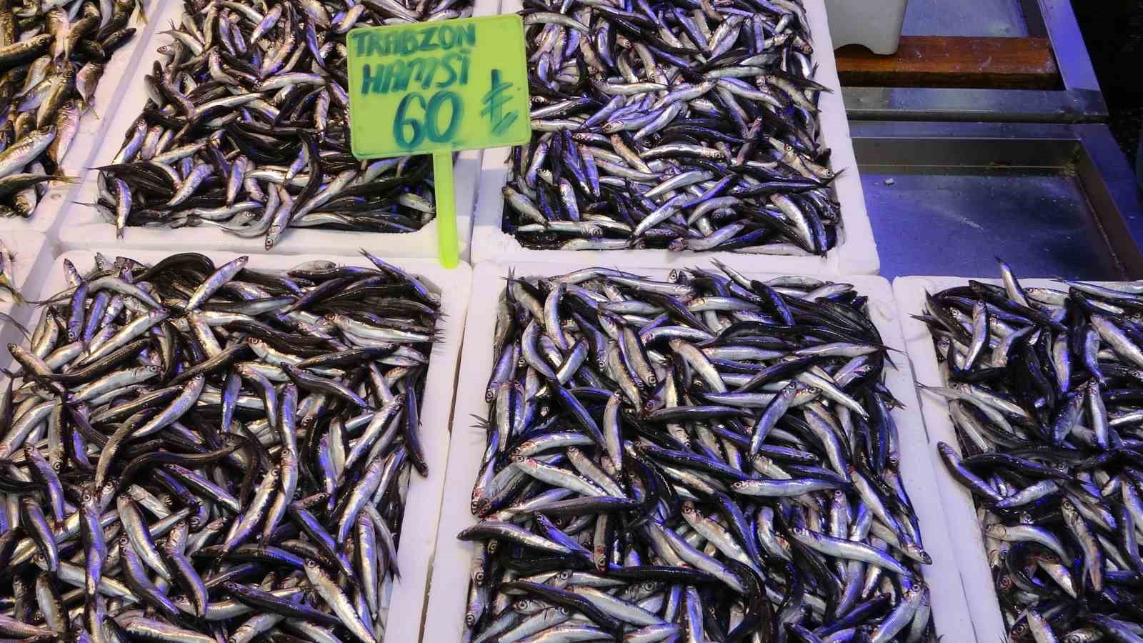 Trabzon hamsisi tezgâhlara indi, vatandaş balık haline akın etti
