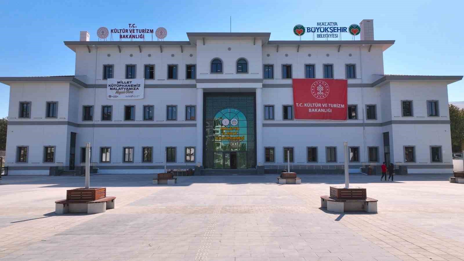 Malatya 100. Yıl İl Halk Kütüphanesi’ne öğrencilerden tam not