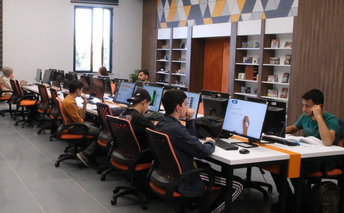 Malatya 100. Yıl İl Halk K&uuml;t&uuml;phanesi&rsquo;ne &ouml;ğrencilerden tam not
