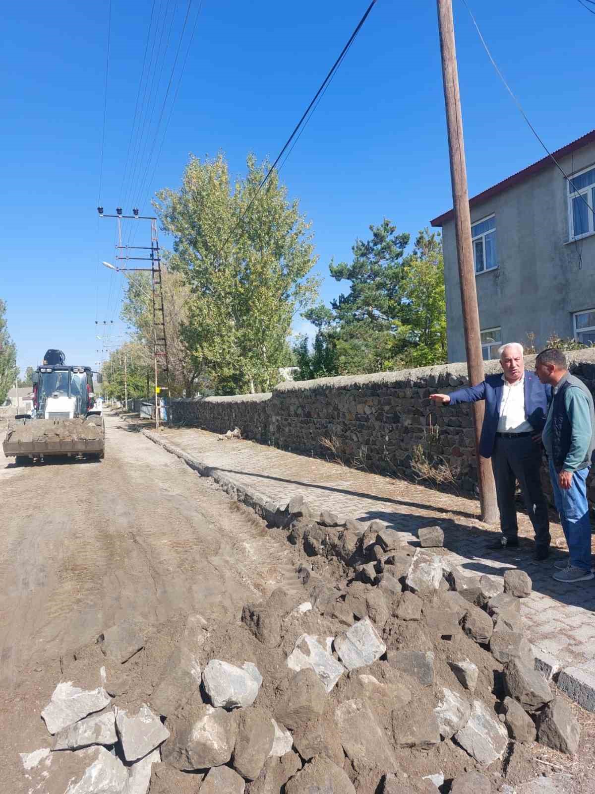 Arpaçay Belediyesi’nin yol çalışmaları sürüyor