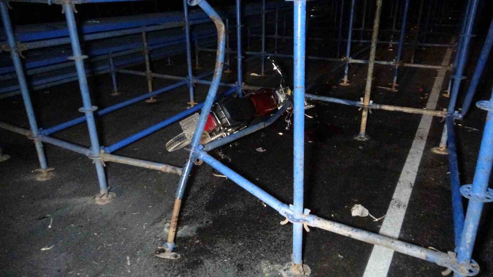 Antalya&rsquo;da motosiklet demir yığınlarına &ccedil;arptı: 2 ağır yaralı
