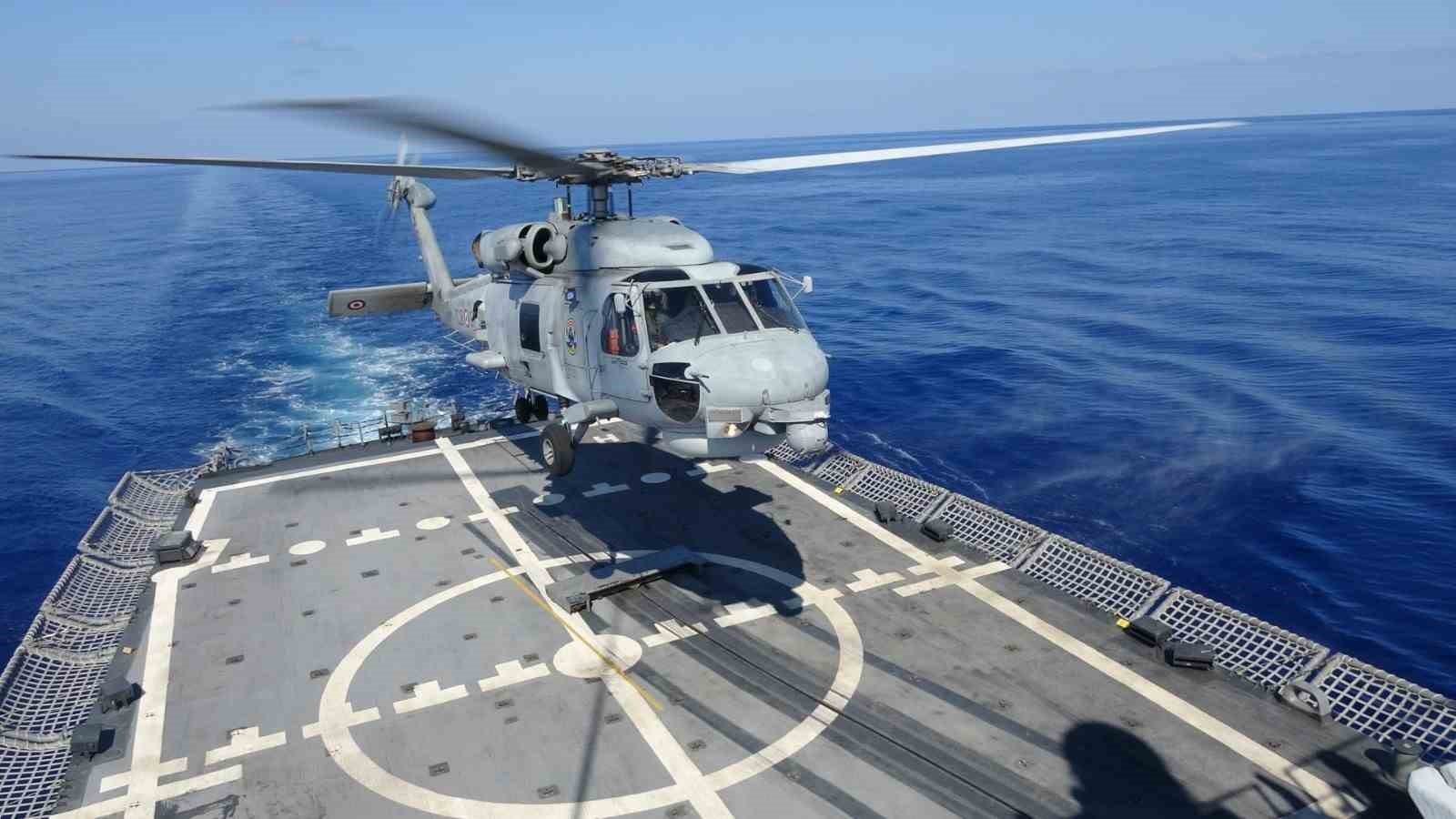 Libya açıklarında helikopter ile iniş kalkış eğitimi