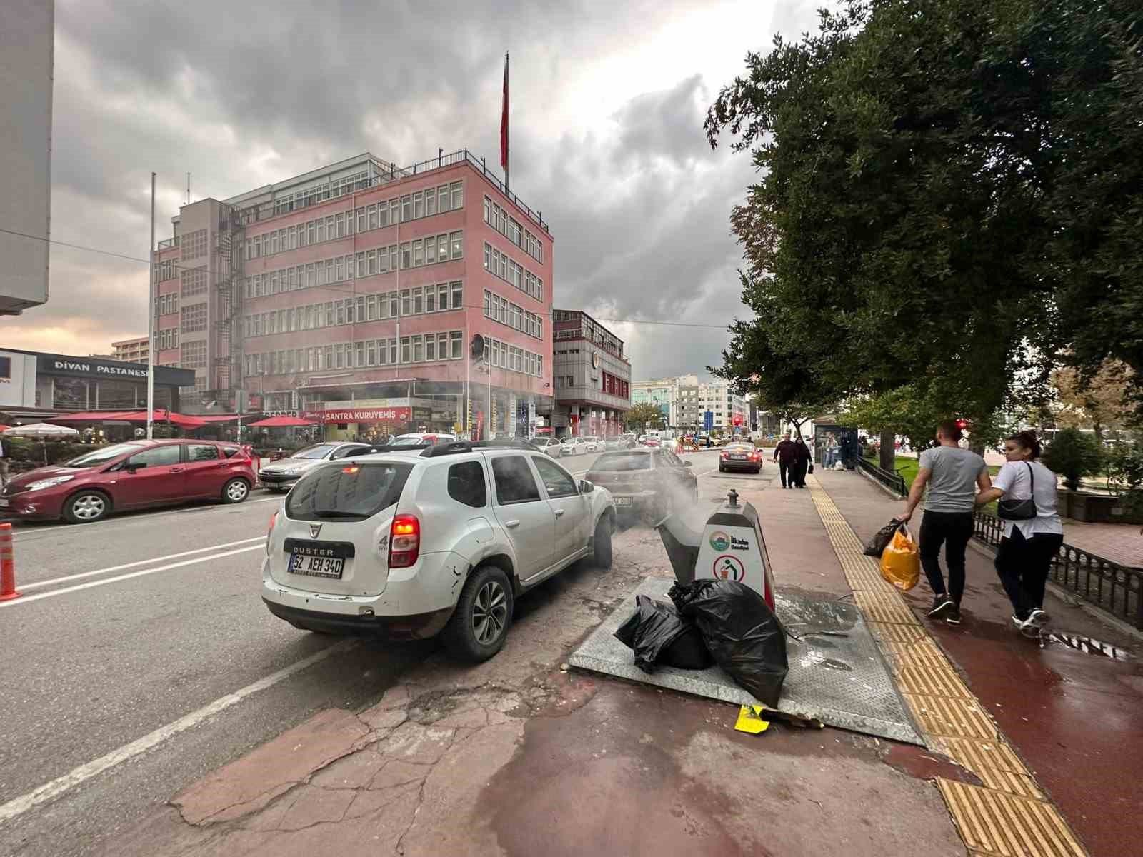 Yer altı çöp konteynerinde yangın