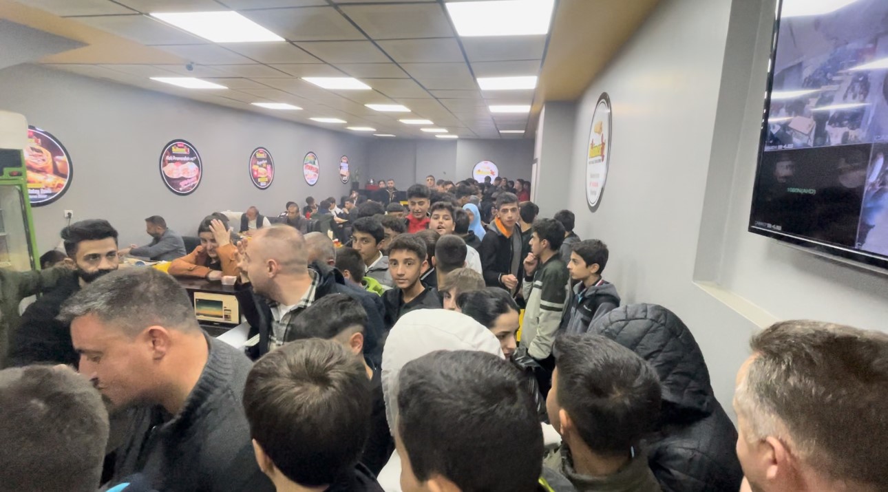 Yüksekova’da bedava dürüm izdihamı
