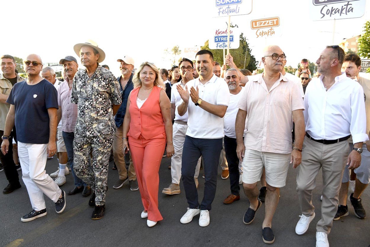 Kuşadası 2023 turizm sezonunda sanatla daha da g&uuml;zelleşti
