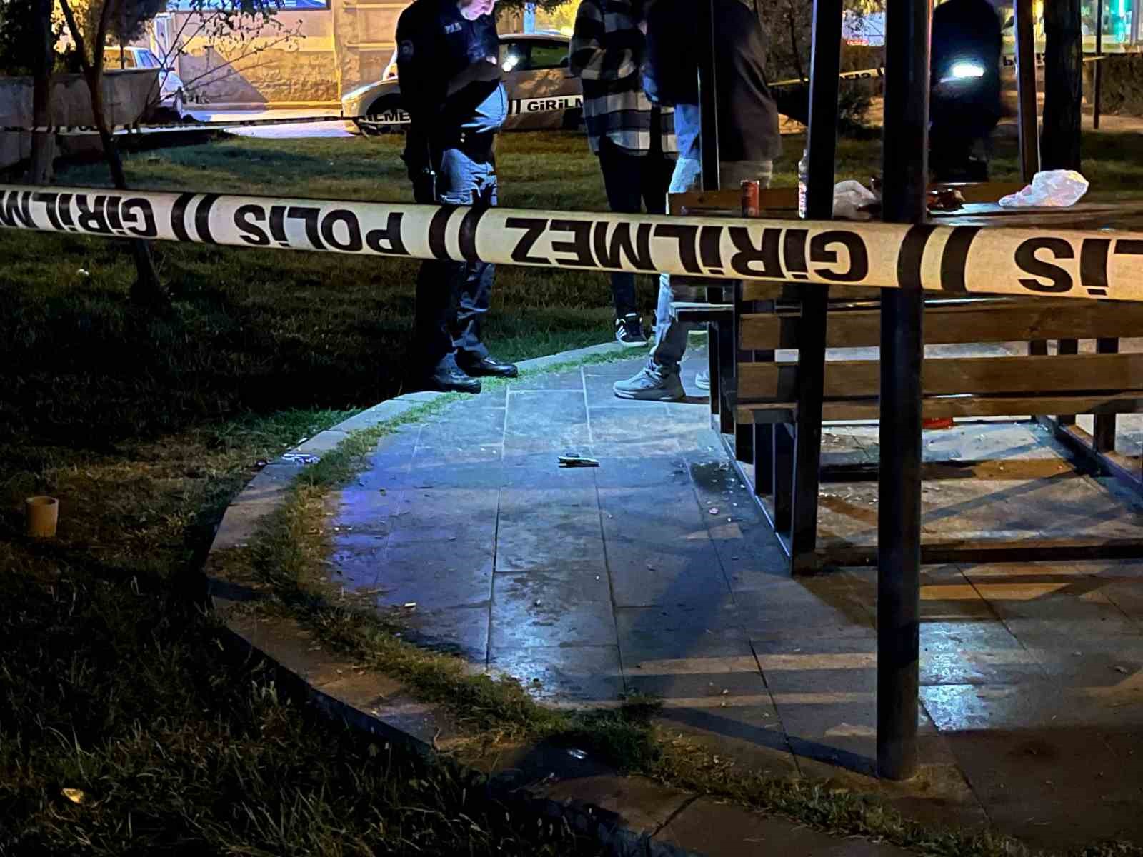Kız arkadaşıyla çardakta otururken kendi kafasına sıkan genç ağır yaralandı