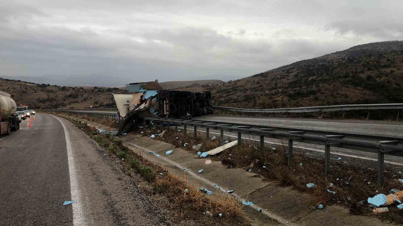 Gönen’de tır devrildi
