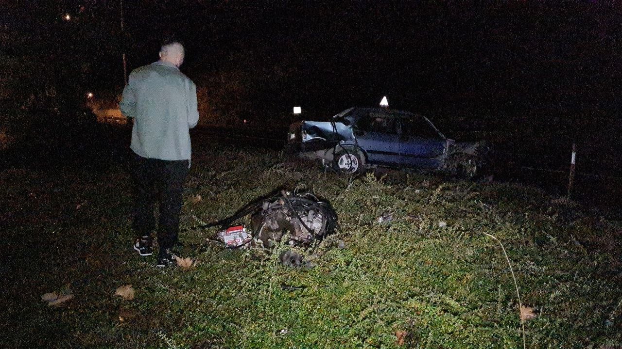 Beton bariyere çarpan otomobilin motoru yola fırladı