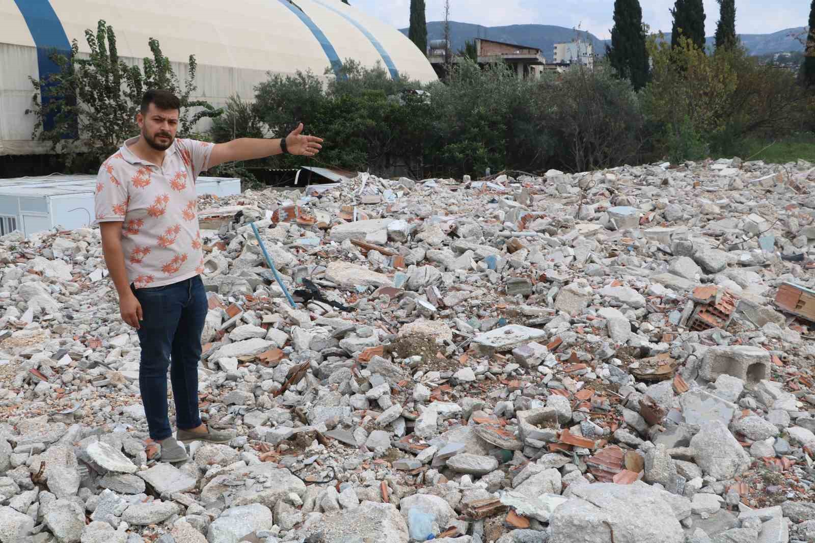 Yıkılan evinin yerine yeni yuva kurmak isteyen depremzedeye 400 bin TL’lik moloz engeli