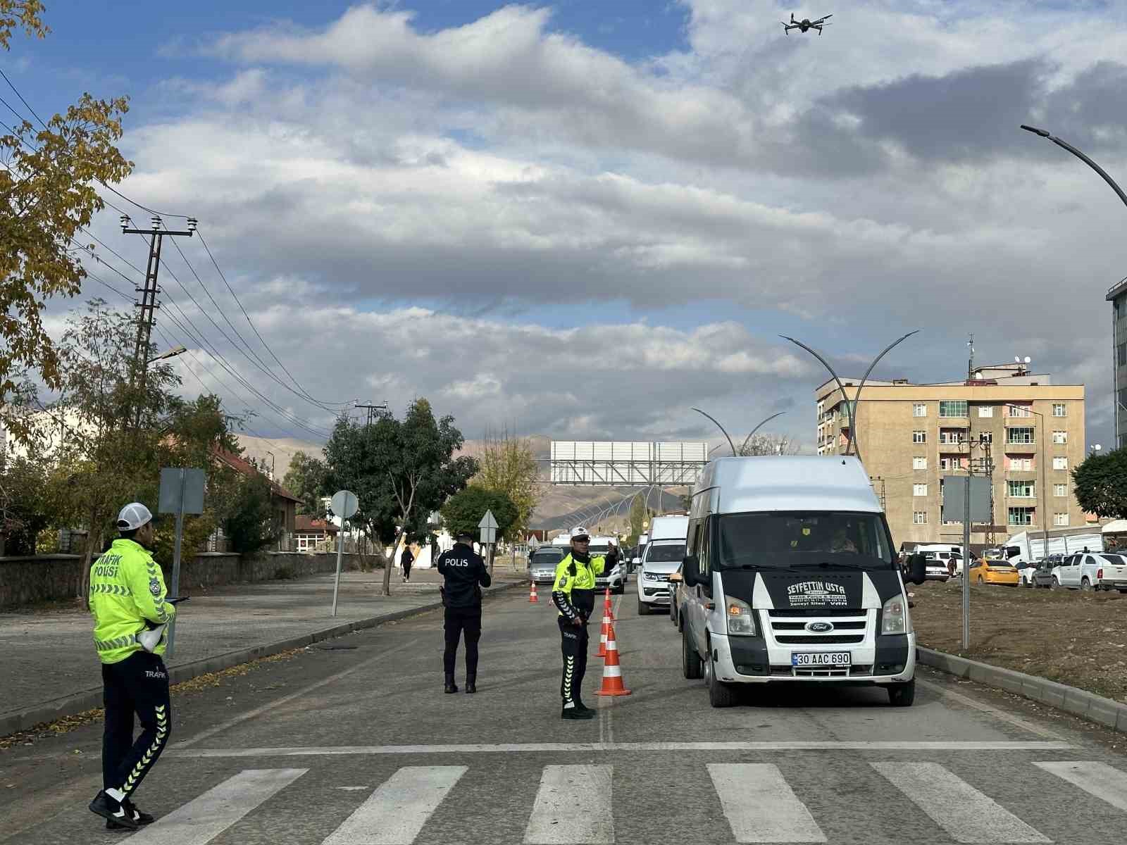Y&uuml;ksekova polisinden havadan ve karadan trafik denetimi
