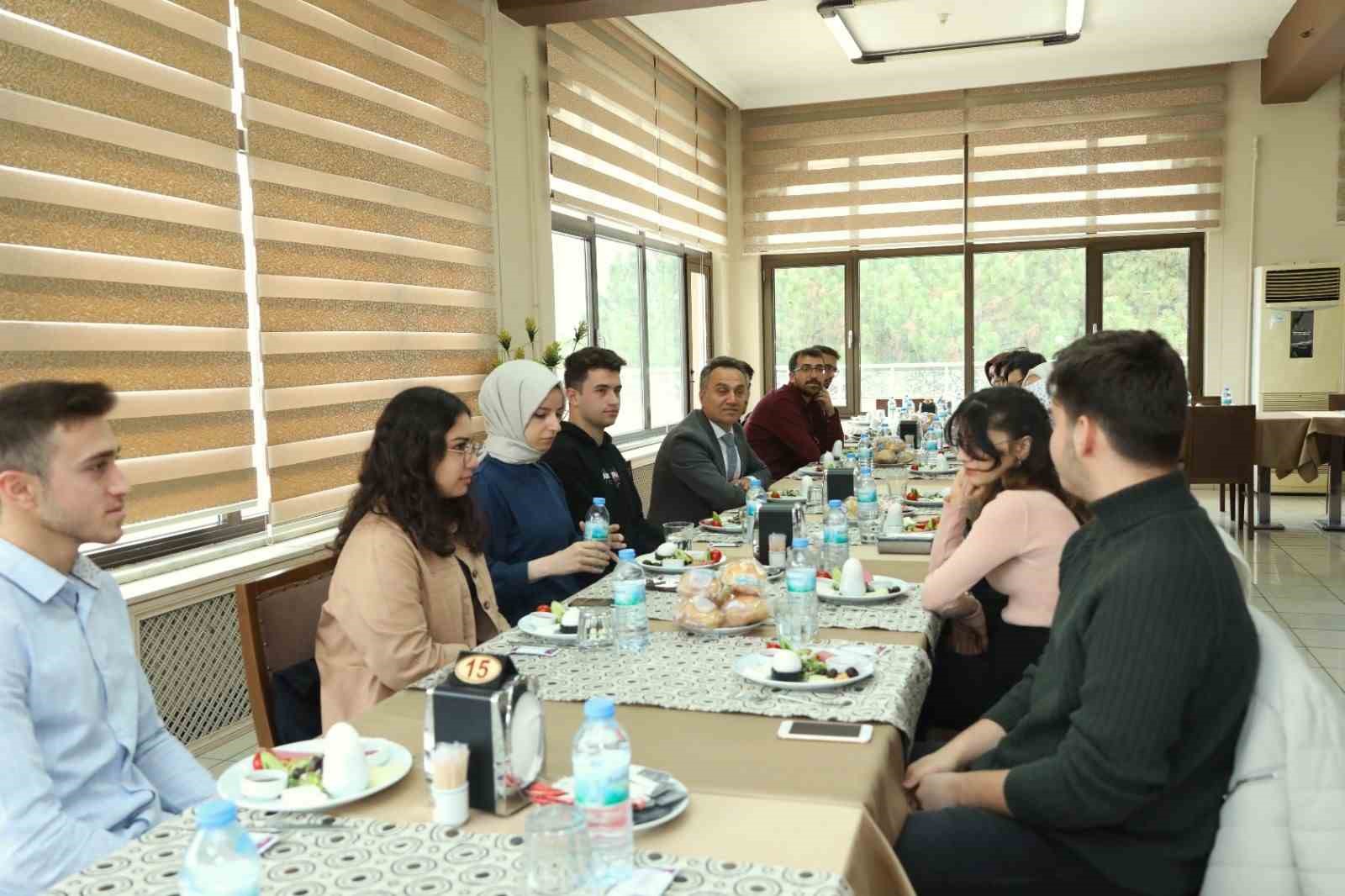 Rektör Yılmaz, "Yurt dışı deneyiminin, yabancı dil öğrenmenin kazanımları oldukça fazladır" dedi.