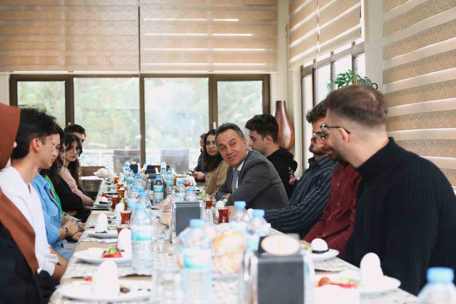 Rekt&ouml;r Yılmaz, "Yurt dışı deneyiminin, yabancı dil &ouml;ğrenmenin kazanımları olduk&ccedil;a fazladır" dedi.
