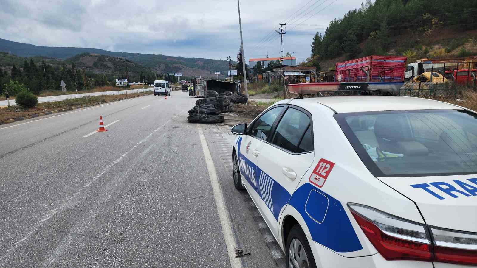 Demir yüklü tır devrildi, sürücü kendi imkanları ile çıktı