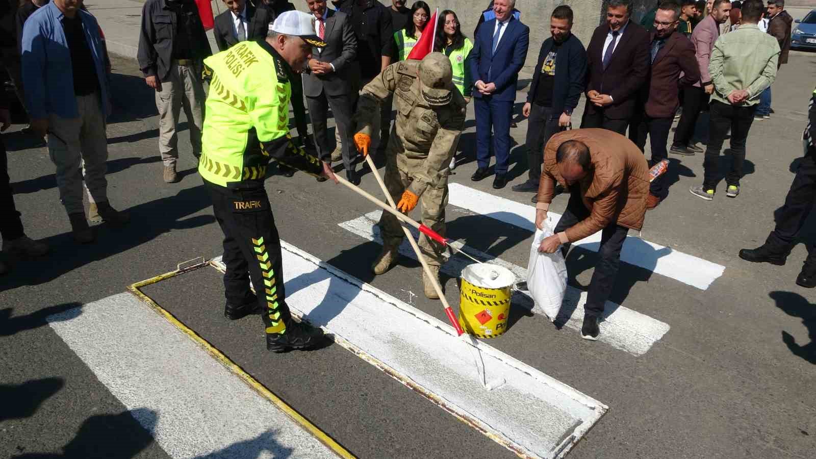 Bing&ouml;l Valisi Usta: &ldquo;Yayaların g&uuml;venliğini tehlikeye d&uuml;ş&uuml;ren her t&uuml;rl&uuml; taşıt sahibine ceza vermekten imtina etmeyeceğiz&rdquo;
