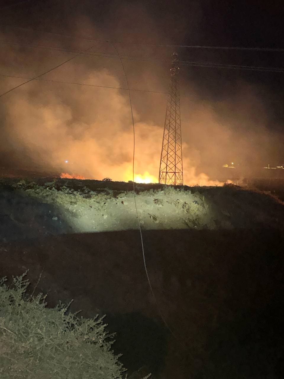 Gercüş’te anız yangını geceyi aydınlattı