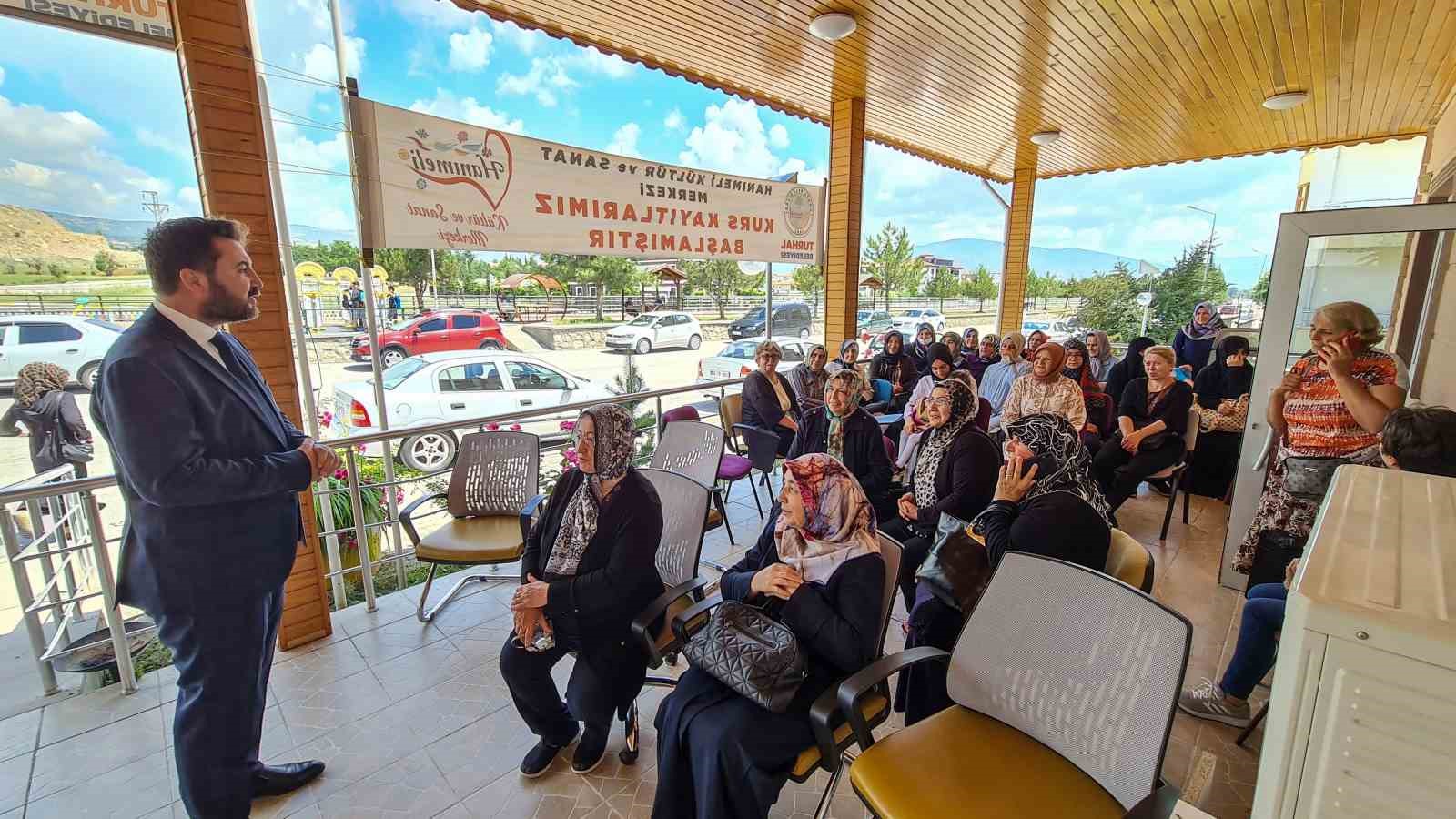 Bu kurslarda kadınlar kendilerini geliştermekle kalmıyor ev bütcesine de katkı sağlıyor