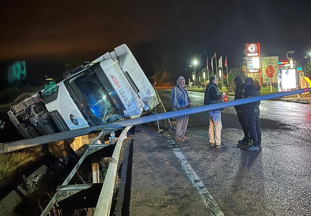 Samsun’da tır devrildi: 1 yaralı