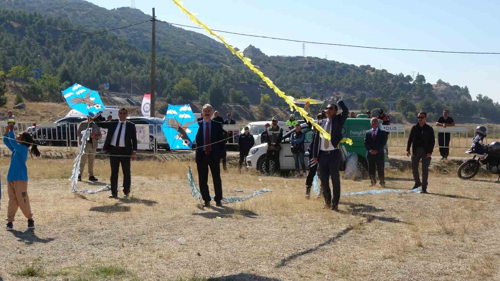 Polisler ve &ccedil;ocuklar u&ccedil;urtma şenliğinde buluştu
