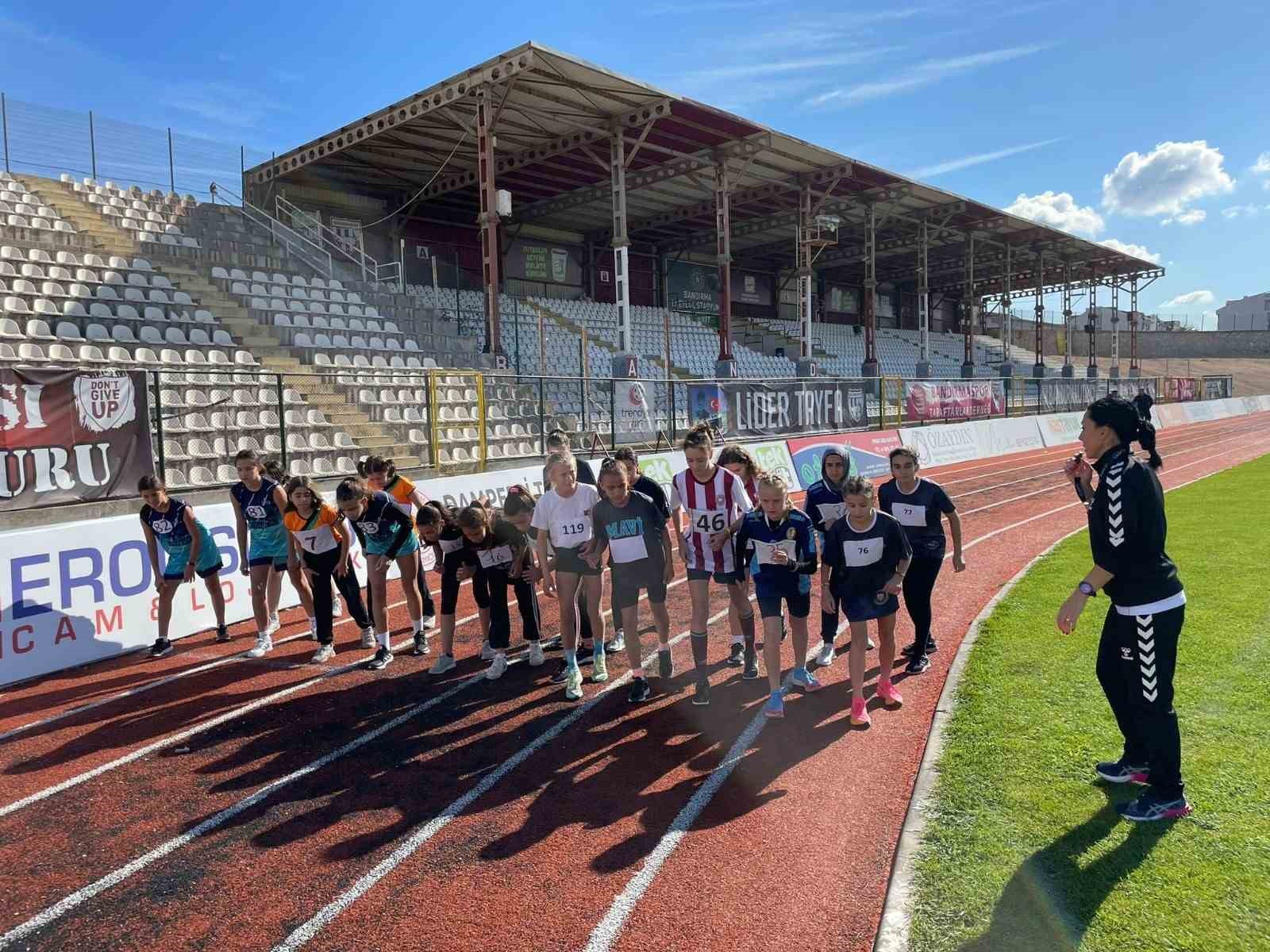 Bandırma’da, 29 Ekim Cumhuriyet Bayramı 100. Yıl Atletizm Yarışmaları düzenlendi