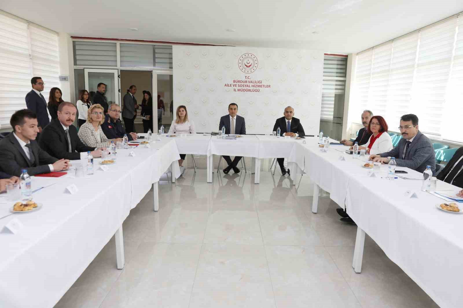 Burdur Valisi T&uuml;rker &Ouml;ks&uuml;z: "Kadına y&ouml;nelik şiddetle m&uuml;cadelede ilkemiz sıfır tolerans"
