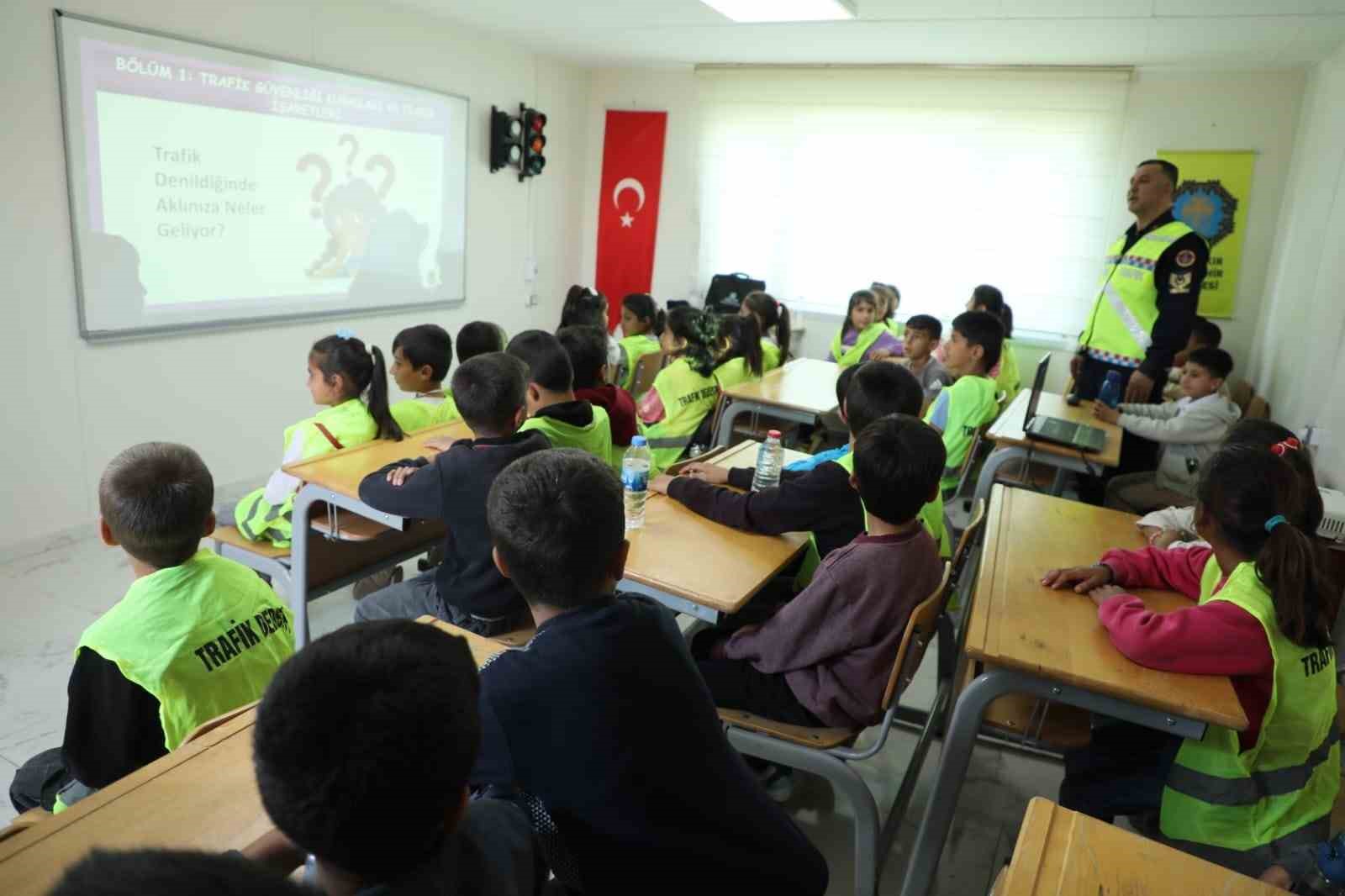 Diyarbakır’da minik öğrencilere uygulamalı trafik eğitimi verildi