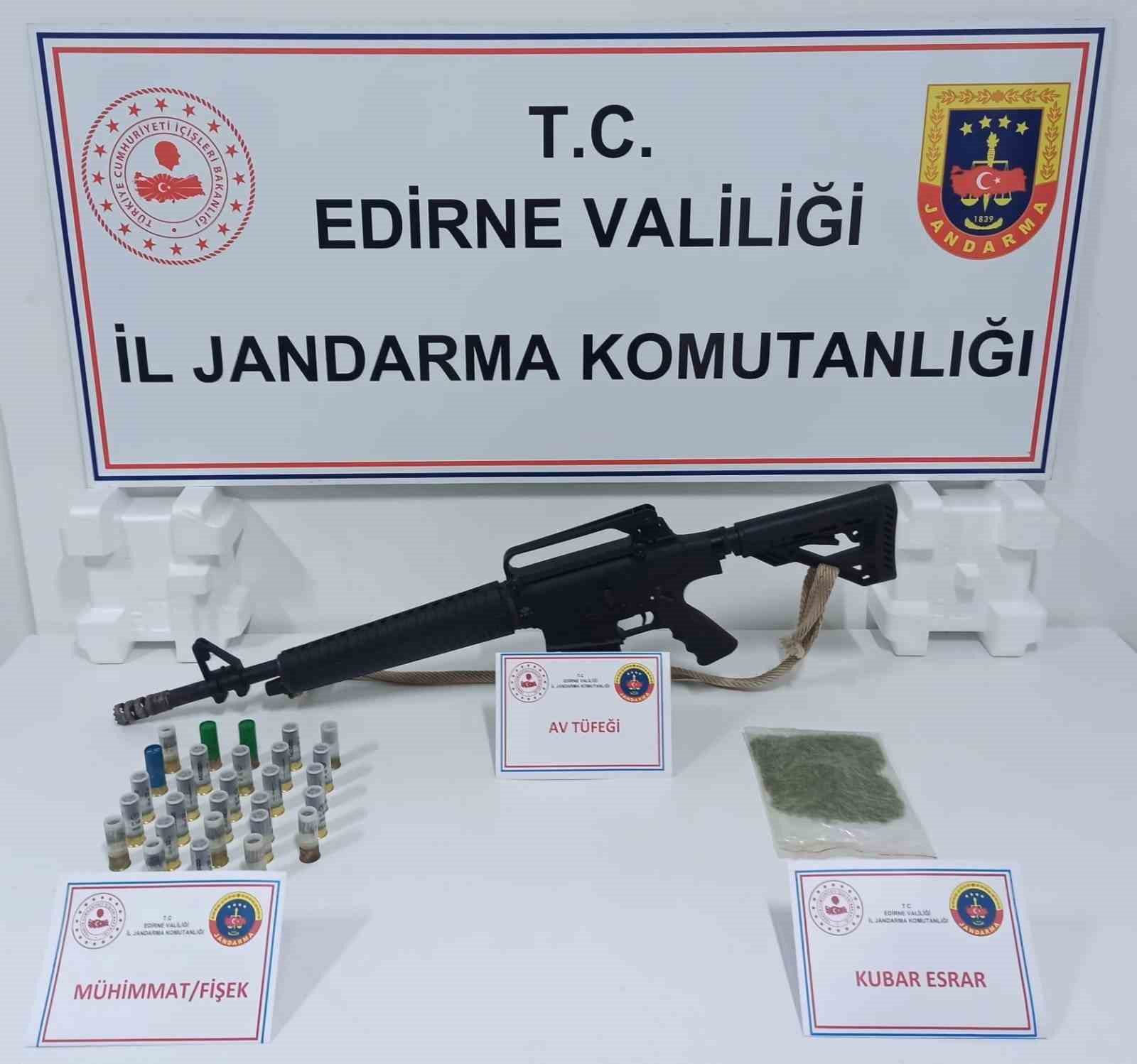 Edirne’de ev aramasında silah ve uyuşturucu ele geçirildi