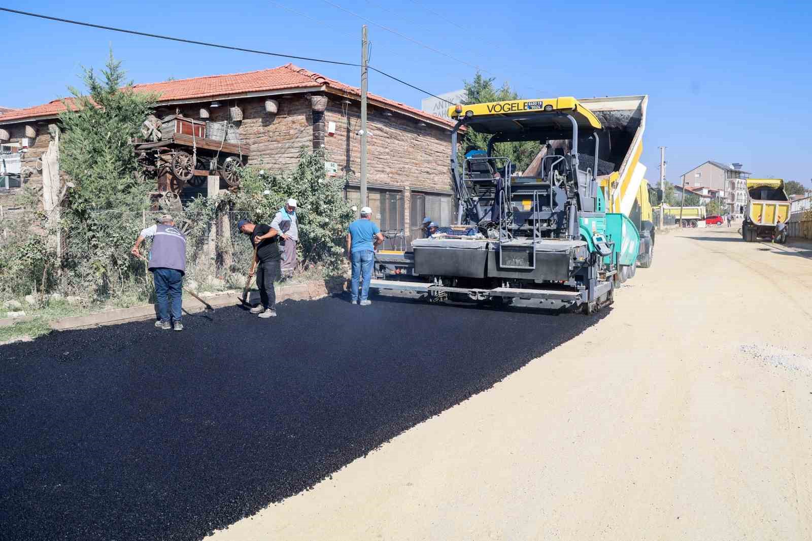Uşak Belediyesi asfalt serim &ccedil;alışması devam ediyor
