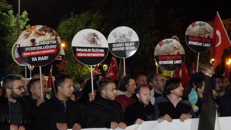 Uşak’ta eller semaya Filistin için açıldı
