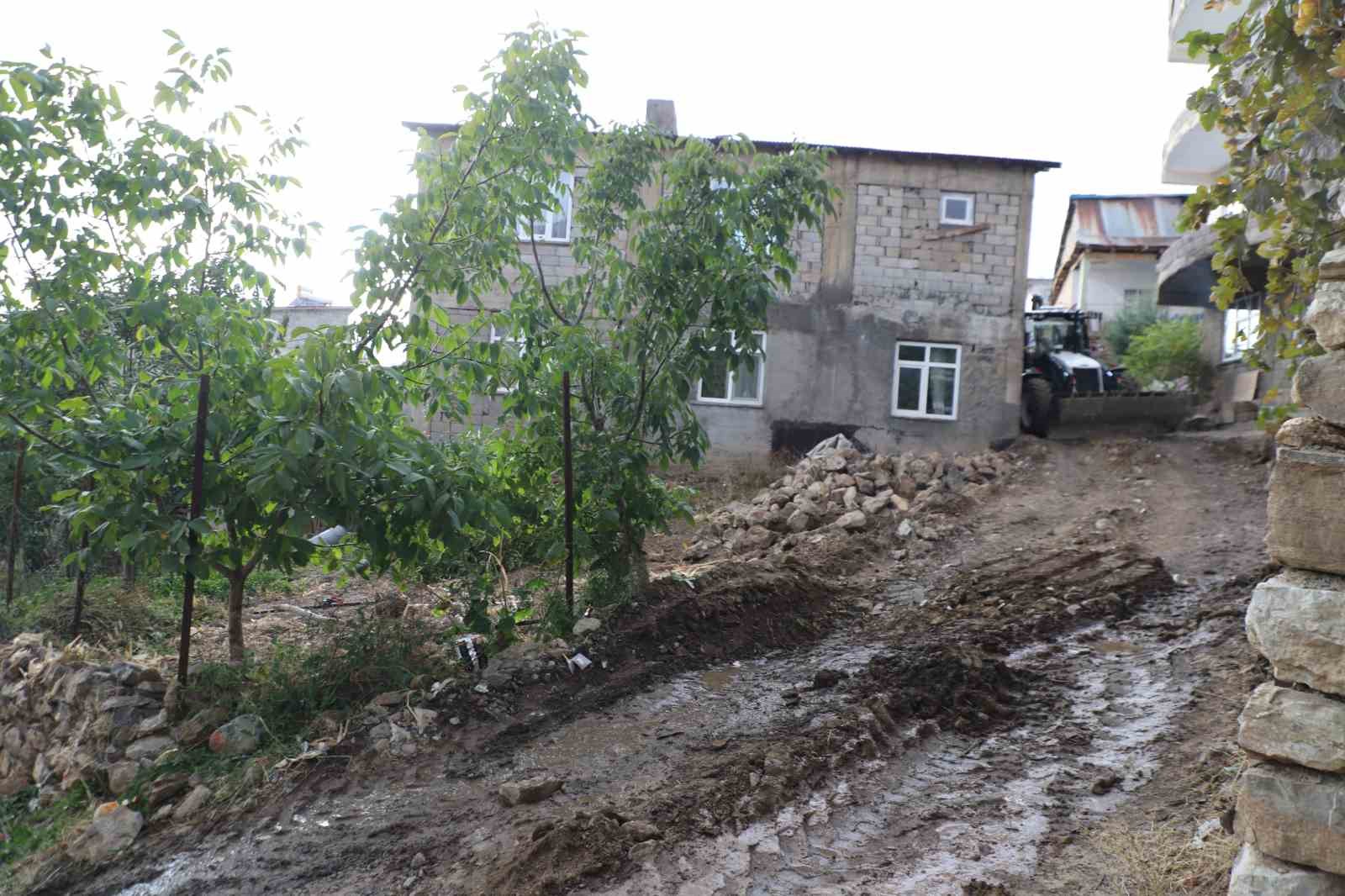 Hakkari&rsquo;de 100 ev yeni yola kavuşuyor
